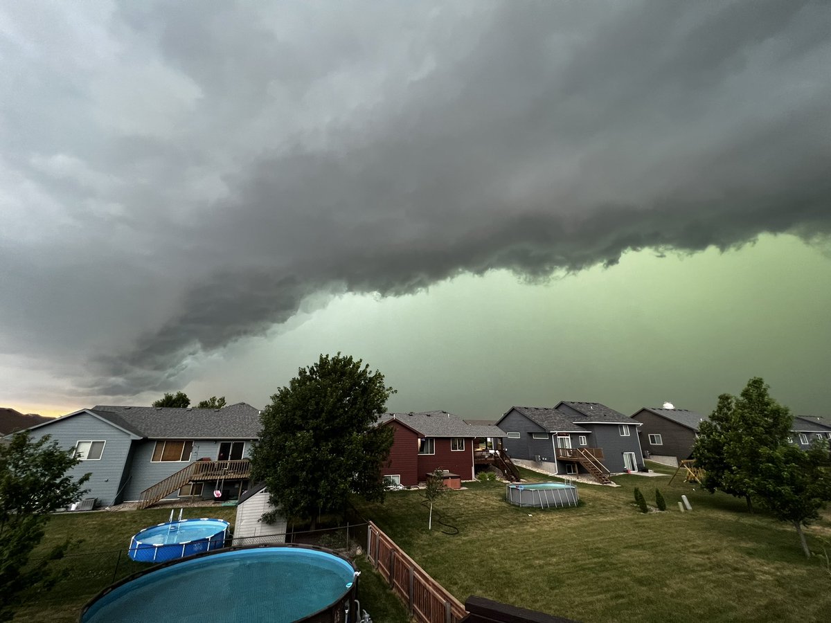 nickwthomas's tweet photo. Harrisburg around 335. @NWSSiouxFalls https://t.co/zwlPJDcZGJ