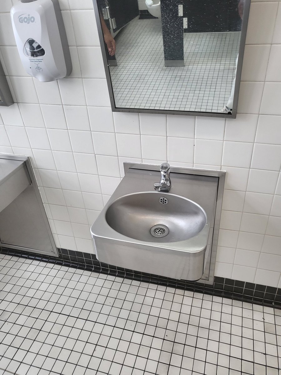 ValerieNMacey1's tweet photo. I'm always humbled to be in the presence of great leaders and folk who believe in the prowess of children. Dirty schools are an act of violence on scholars. Mr. Najeeb--New Custodial Engineer and I are on the same page as leaders of @ps_705
#gratefulforthishuman #universalorder https://t.co/QExDQqaNkd