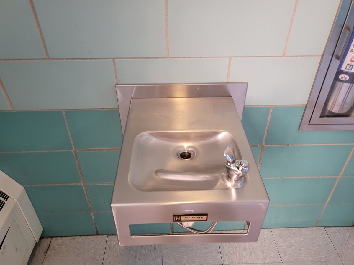 ValerieNMacey1's tweet photo. I'm always humbled to be in the presence of great leaders and folk who believe in the prowess of children. Dirty schools are an act of violence on scholars. Mr. Najeeb--New Custodial Engineer and I are on the same page as leaders of @ps_705
#gratefulforthishuman #universalorder https://t.co/QExDQqaNkd