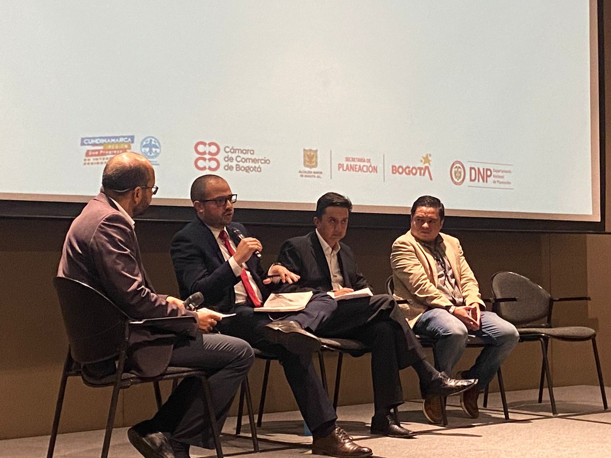 dlconsultor's tweet photo. @NMarinoDL Aportando conocimientos en el Foro Bogotá-Cundinamarca: una región que le apuesta a una mejor logística para lograr mayor competitividad.

Organizado por @camaracomerbog 
Gracias por la invitación! https://t.co/0FdMQKcUST
