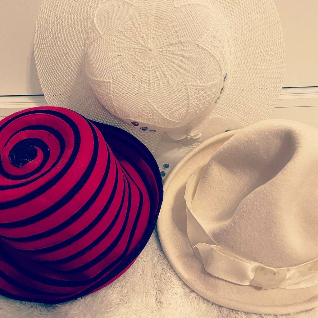 Julicals's tweet photo. Und welche Rolle soll es sein? Ich assoziiere mit jedem Hut immer einen bestimmten Typ Charakter. Hier lande ich unweigerlich bei Cthulhu… 

#rollenspiele #verkleidung #hüte #sortieren #cthulhu #charaktere https://t.co/fCXnZ3de6G https://t.co/bxVRTeik7y
