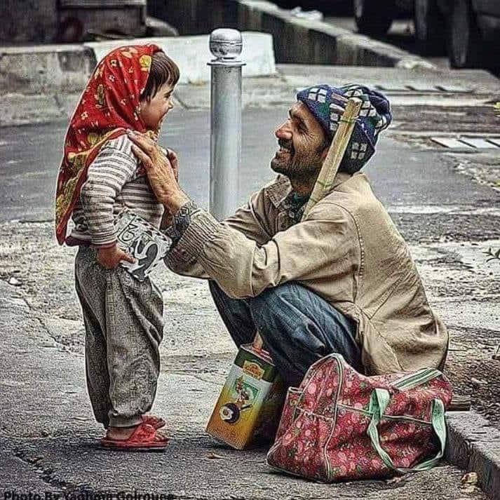 مَابيْنَ لُقْمَةِ الْعيْشِ وَملَابِسِ الْعيِد 
يَخُوضُ الآبَاءُ حُرُوبًا من أَجلِ الأبْنَاء 

فاللَّهُم لَا تكْسِرَ رجُلًا أمَامَ أهلِ بيْتِه.