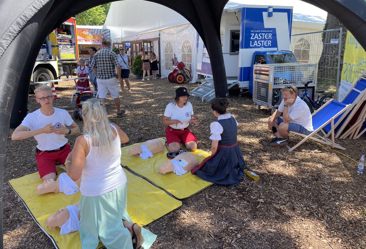 WaWaUtting's tweet photo. 900 Jahre #Utting - wir blicken auf ein traumhaftes Festwochenende zurück: https://t.co/vQ8PK701Xa #Ammersee #wasserwacht #brk #sanitätsdienst #jubiläum #fischerstechen https://t.co/MwRPtIY5bA