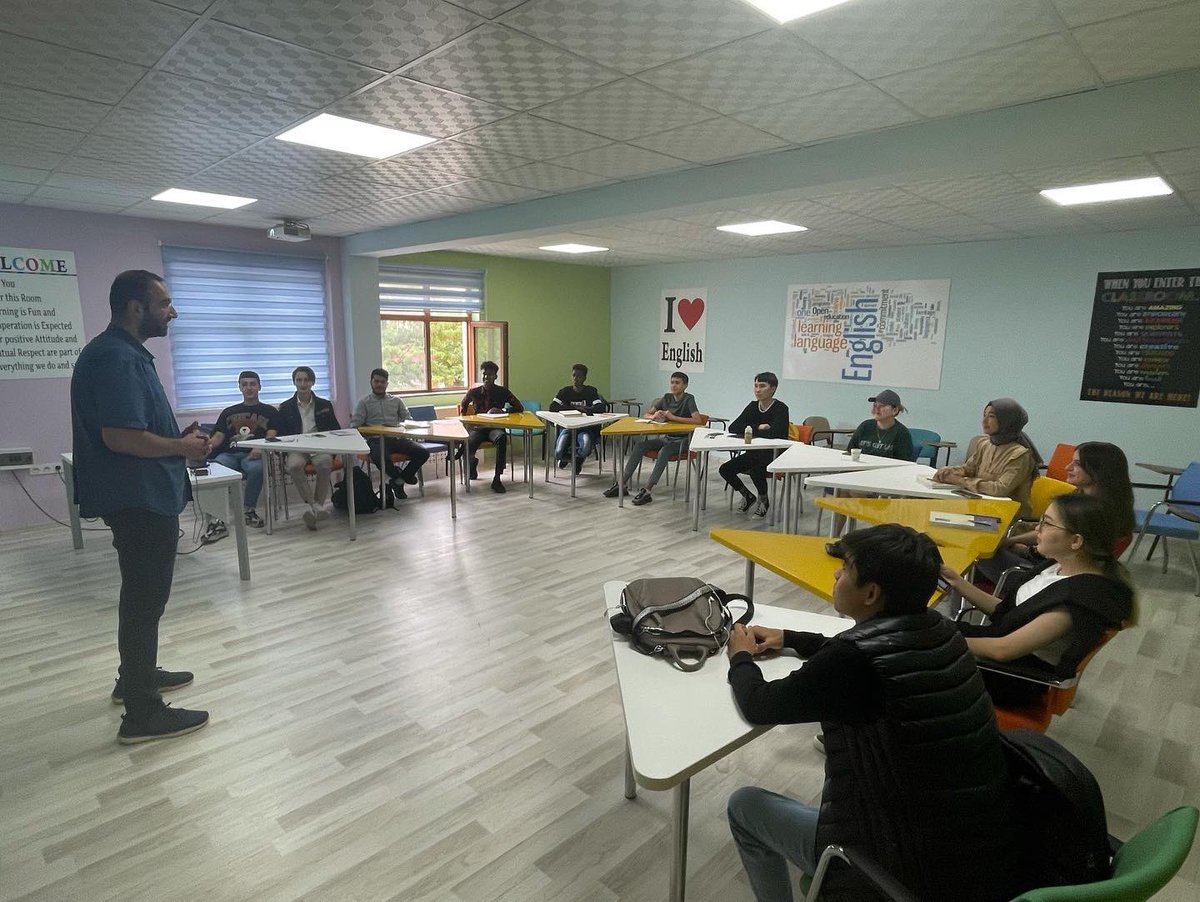ahievrantomer's tweet photo. TÖMER'de düzenlenen diksiyon semineriyle, kursiyerlerimize Türkçe'nin söyleniş incelikleri anlatıldı. @Env1d2er https://t.co/8PujdAvmhn