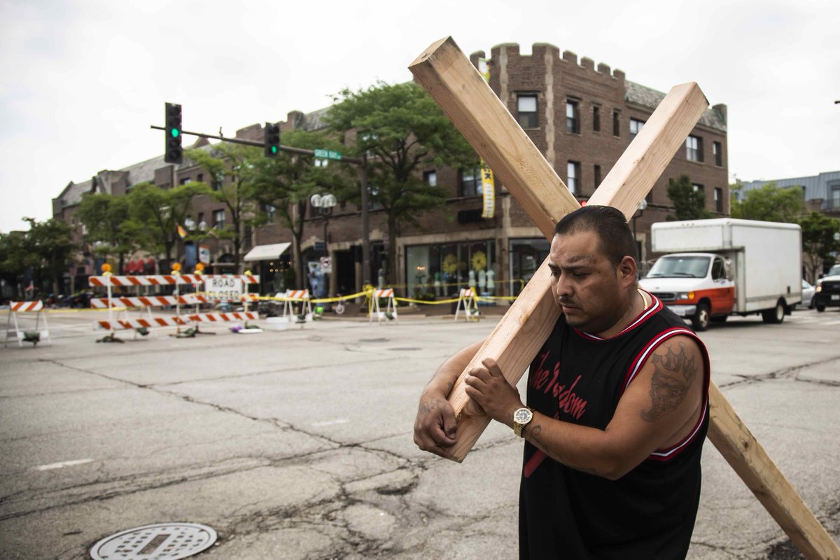 Ashlee_Rezin's tweet photo. PHOTOS: Sun-Times photographers on the scene in Highland Park on the day after https://t.co/53jq5LhLiw https://t.co/r5vSiWThj7
