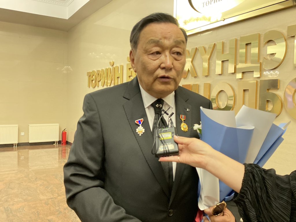 СГЗ Ш.Гүрбазарын “Монголын үнэртэй салхи, “Би Монголтойгоо адилхан” “Монголоороо гоёдог” төрийн шагнал хүртээлээ.