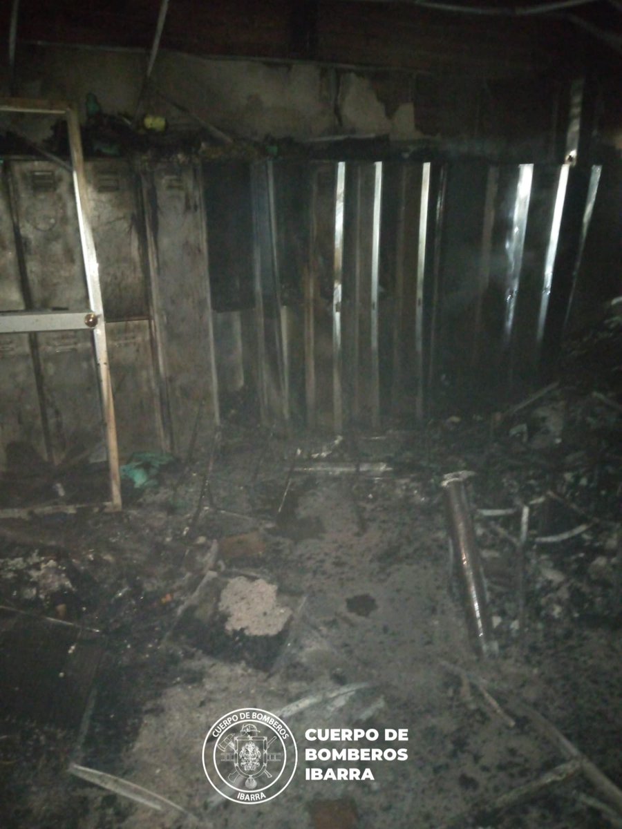 Bomberos_Ibarra's tweet photo. 🔥🏚️Se registra un #IncendioEstructural en las Bodegas de EMELNORTE

🧑🏻‍🚒🚒15 efectivos del Cuerpo de Bomberos Ibarra acudieron al lugar a #controlar y #sofocar las llamas

➡️ La causa del incendio es desconocida y afecto a gran parte del material que se encontraba en la bodega https://t.co/5dqW21KeWz