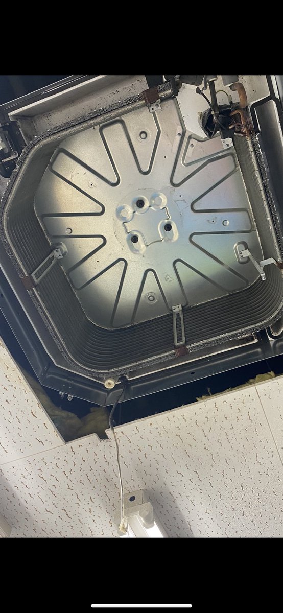 Denki_Chinen's tweet image. 三重県桑名市の工場にて業務用エアコンのクリーニングしました✨
掃除することで冷暖房の効果UP、それにより消費電力も抑えられしっかりメンテナンスすることによって本体寿命ものびます！これから夏も本番なので熱中症には気をつけましょう🥵