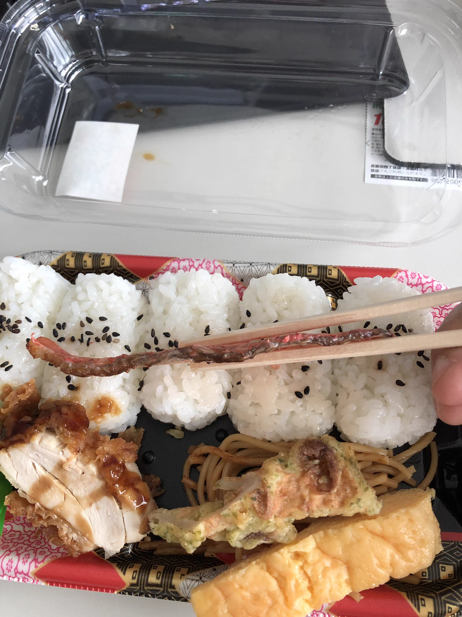 シャケ弁を買ったのに…。メインのシャケは3ミリだった件。