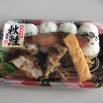 シャケ弁を買ったのに…。メインのシャケは3ミリだった件。