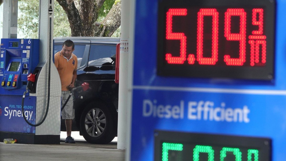 thehill's tweet photo. Oil industry group: White House "intern" who posted high gas prices tweet should take economics class https://t.co/mI4pFpBsz5 https://t.co/AnsGO9zDRj