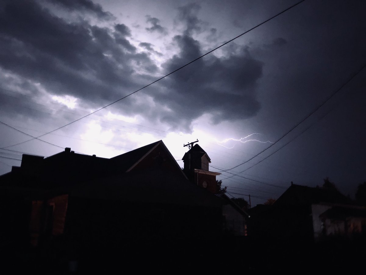_Sihren's tweet photo. Lightning a few minutes ago in NW Ohio. #OHWX #storms @weatherchannel @NWSCLE https://t.co/JG2X0Rw1xZ