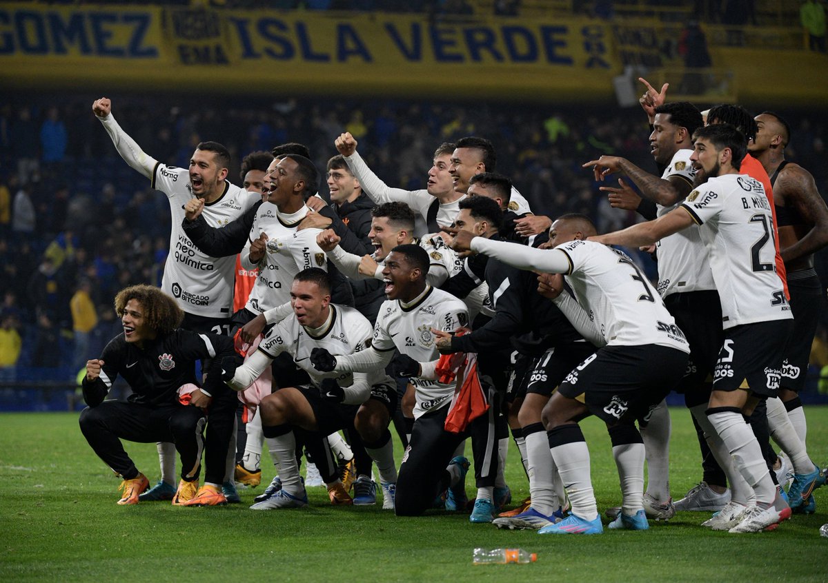 TheLibertadores's tweet image. ⭐⚫⚪ It turned into a @Corinthians party at La Bombonera! 

#GloriaEterna