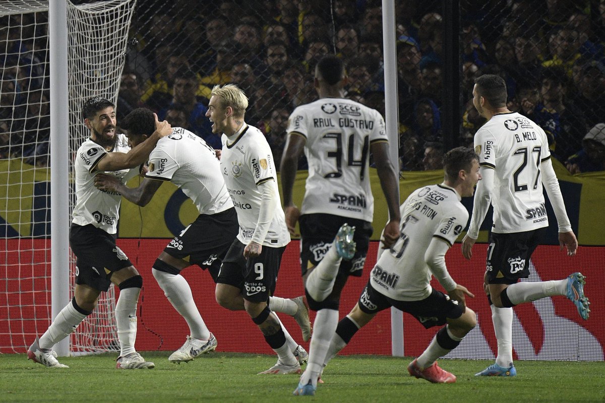 TheLibertadores's tweet image. ⭐⚫⚪ It turned into a @Corinthians party at La Bombonera! 

#GloriaEterna