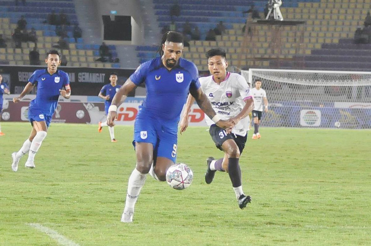 Semifinal pertama Piala Presiden melawan Arema FC di Stadion Jatidiri, Kamis (7/7), akan menjadi laga sarat emosianal bagi Carlos Fortes. Penyerang asal Portugal itu  berseragam Singo Edan pada Liga 1 musim 2021/2022. Fortes siap tampil melawan Arema. #yohisoyoh