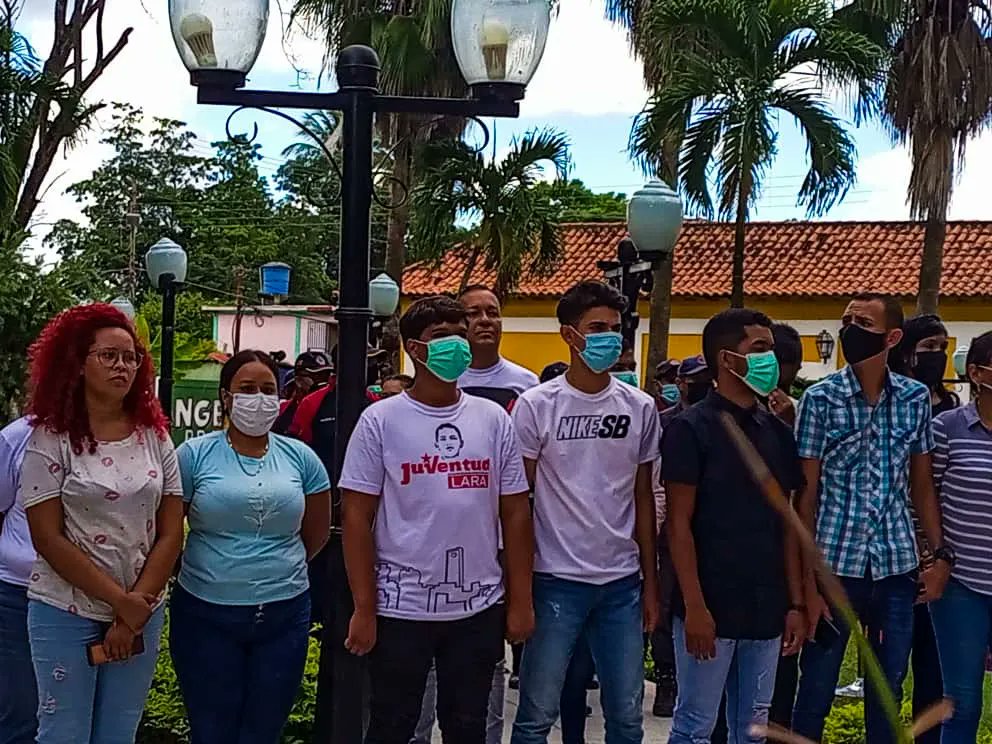 Jpsuv_Simonpla's tweet photo. #5Jul Desde la plaza Bolívar de Sarare en Unión Cívico-Militar-Policial conmemoramos con mucha emoción y sentimiento patrio los 211 años de la Declaración de la Independencia de Venezuela.

Somos los hijos e hijas de la rebeldía Bolivariana.✊

#211AñosDeIndependencia https://t.co/Ubze1JAcOM