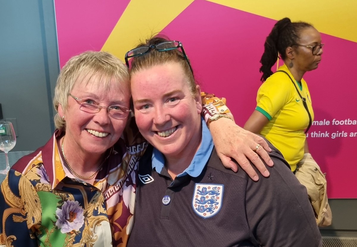 xenatoffee's tweet photo. Met these pathfinders of women's football tonight at the #CrossTheLine exhibition
#DickKerrLadies #Lionesses #LizD #KerryD #GailNewsham https://t.co/Ozkb3TUDY8