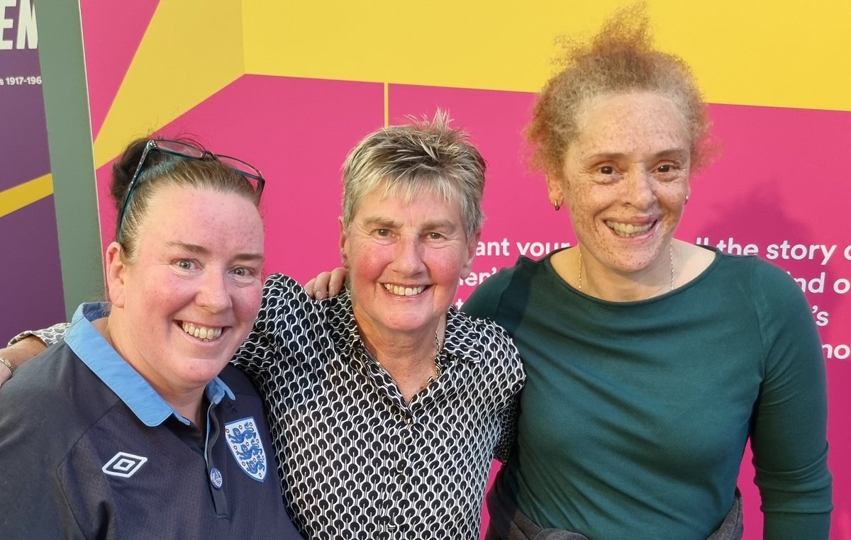 xenatoffee's tweet photo. Met these pathfinders of women's football tonight at the #CrossTheLine exhibition
#DickKerrLadies #Lionesses #LizD #KerryD #GailNewsham https://t.co/Ozkb3TUDY8