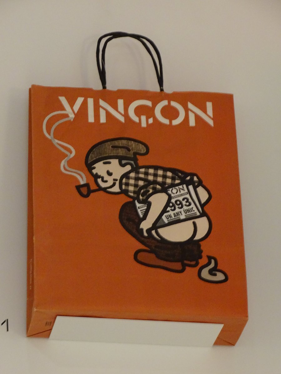 AmicsCaganer's tweet photo. El 02/12 de l'any 2021 es va inaugurar al @museudeldisseny, la nova mostra permanent '#ObjectesComuns. #Històrieslocals, #debatsglobals' on trobareu aquesta bossa de #Vinçon amb un #caganer dissenyada per Pati Núñez l'any 1992. Us recomanem visitar-la👉https://t.co/f4ipoH6Ad1 https://t.co/txff7ELLoo