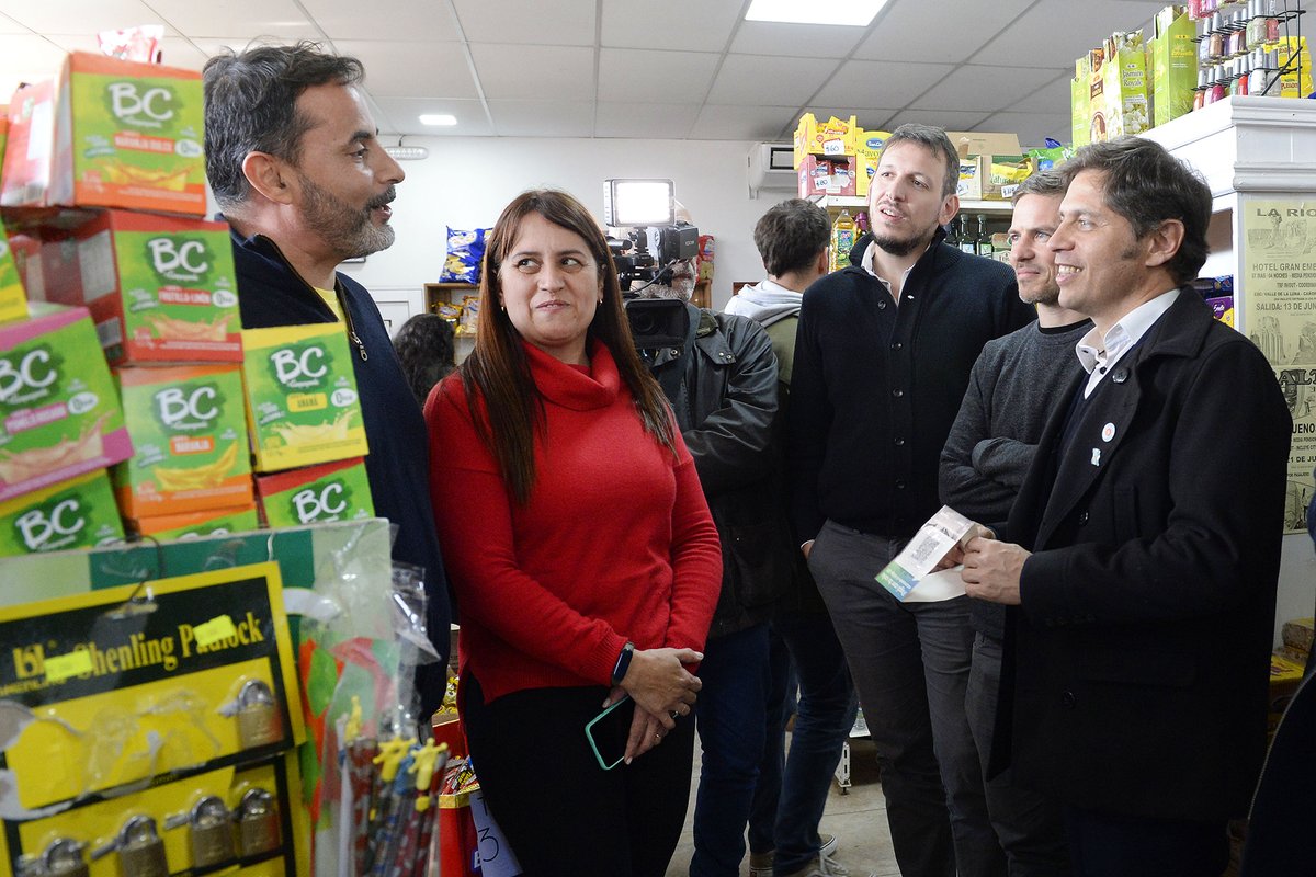 JCuattromo's tweet photo. Hoy acompañamos a @Kicillofok durante una jornada de trabajo en la ciudad de #Suipacha. 

Juntos visitamos el mercado Mini Avenida 2, donde su dueño, Juan Martín, nos contó como crecieron sus ventas gracias a las promociones que ofrece #CuentaDNI😉🤳.

#CercaDeLasYLosBonaerenses https://t.co/7uO0VtxQK6
