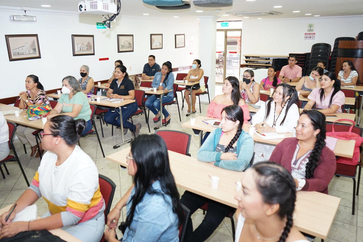 CCHuila's tweet photo. 📣 #HuilaEmpresarial | Hoy, en el proyecto Huila Empresarial, una iniciativa de la @HuilaGob y la @CCHuila, y dando continuidad al programa #TalentoE, los emprendedores reciben el primer taller de Administración, Normatividad y Talento Humano. https://t.co/M0RjnhidaG