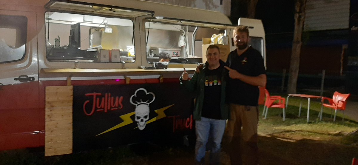Estreno de la food truck de <a href="/JuliusBienert/">Julius Bienert</a> en #Metropoligijon. Impresionante el sabor de la carne de estas hamburguesas de wagyu ibérico a la barbacoa, con los ingredientes justos. Y además ayudando a niños con exclusión social. Venir a probarlas.