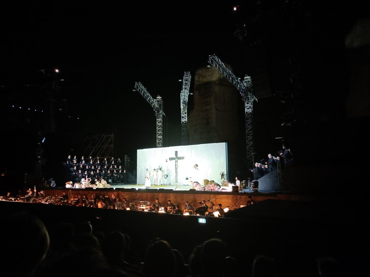 ernesto_donas's tweet photo. Acabo de ver uno de los espectáculos más completos, conmovedores y chocantes que he visto en mi vida.
Aplaudo la elección arriesgada de @Opera_di_Roma de la obra #Mass de #LeonardBernstein.
#DamianoMichieletto, #PaoloFantin, #SimoneRepele y #SashaRiva en el team creativo: 🫶🙌🙏 https://t.co/CIi0gOk1ax