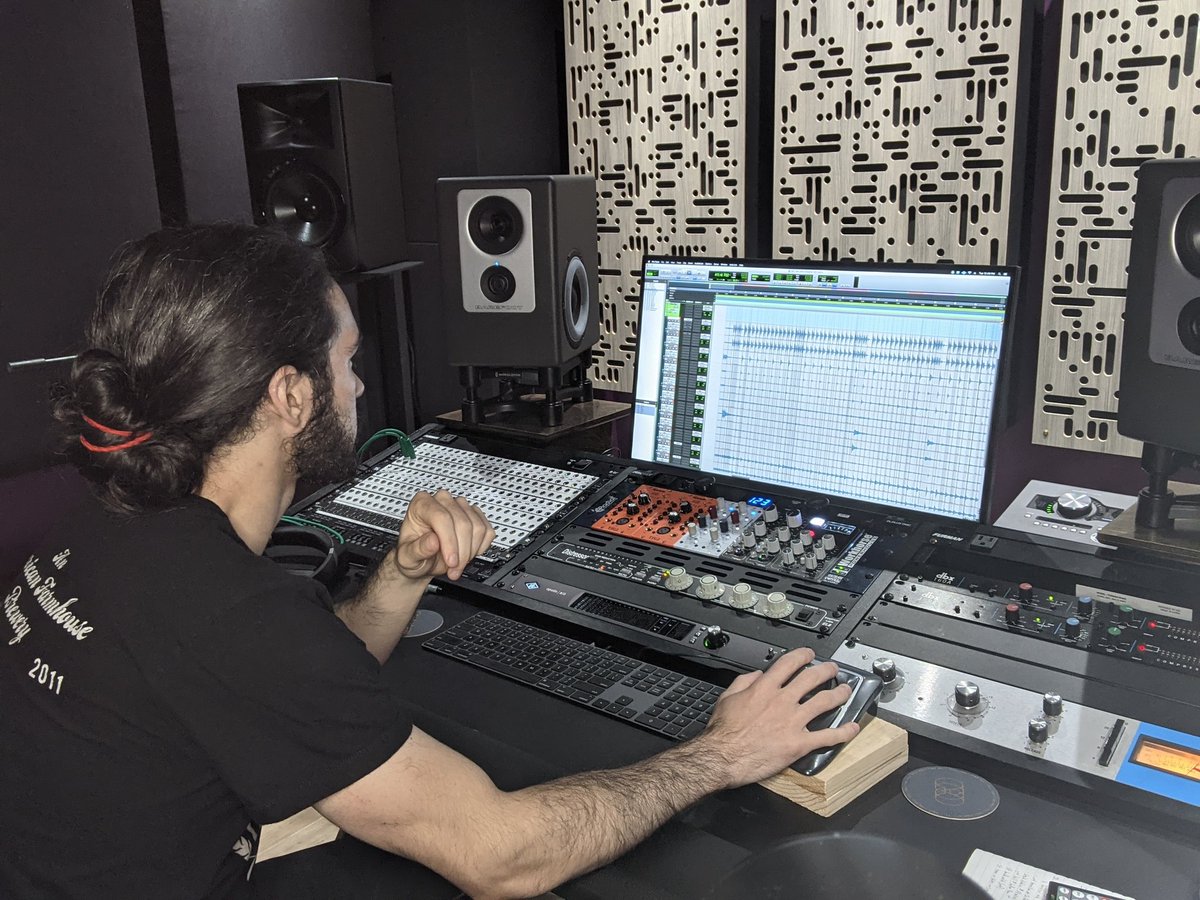_StudioWormwood's tweet photo. Editing drums all damn day https://t.co/0DdcXqCXOj