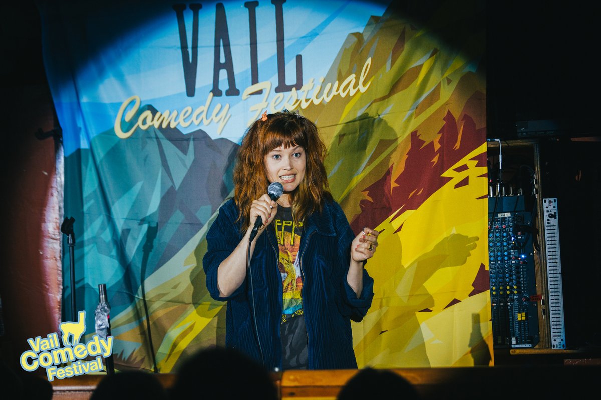 vailcomedyfest's tweet photo. Flashback to featured comedian, Catherine McCafferty @catherine_mccaff, explaining the NY Subway to the mountain people at Vail Comedy Festival 2022 Venue, Bridge Street Bar | https://t.co/IdXwh260LF #vailvillage #vaillive #vaildaily #vailvalley #comedyfestival #memorialday2022 https://t.co/vvoCUtP8mO