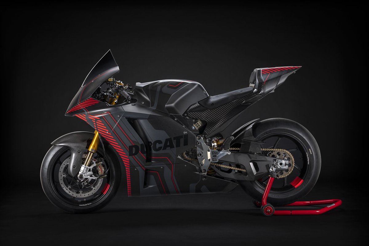 MotoAmerica's tweet image. In 2023, @Ducati will be the sole supplier to the FIM MotoE World Cup with 18 bikes on the grid at each round. Here's the V21L prototype. What do you think of E-bike racing? Do you think an E-bike class is in #MotoAmerica’s future?