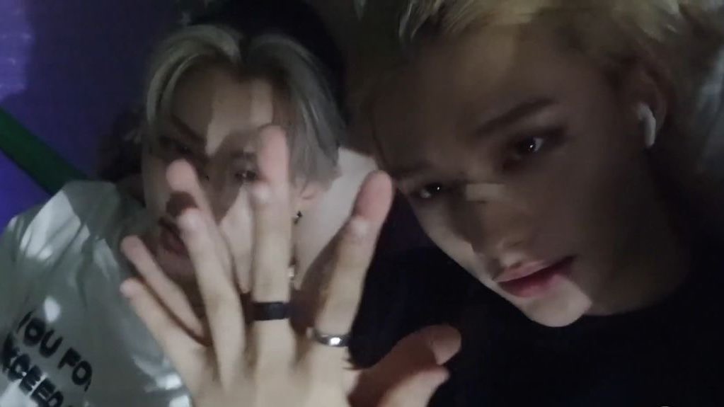 luvdahlix's tweet photo. hyunlix au || head first. 🌗

« desearía poder mostrarte todos los sentimientos que resguarda mi corazón, porque me tienes hechizado y siento que esto se sale de control »

donde fel¡x solo quiere que su crush lo vea como algo más que: “el hermanito de mi mejor amigo”. https://t.co/ikBOySWF4j