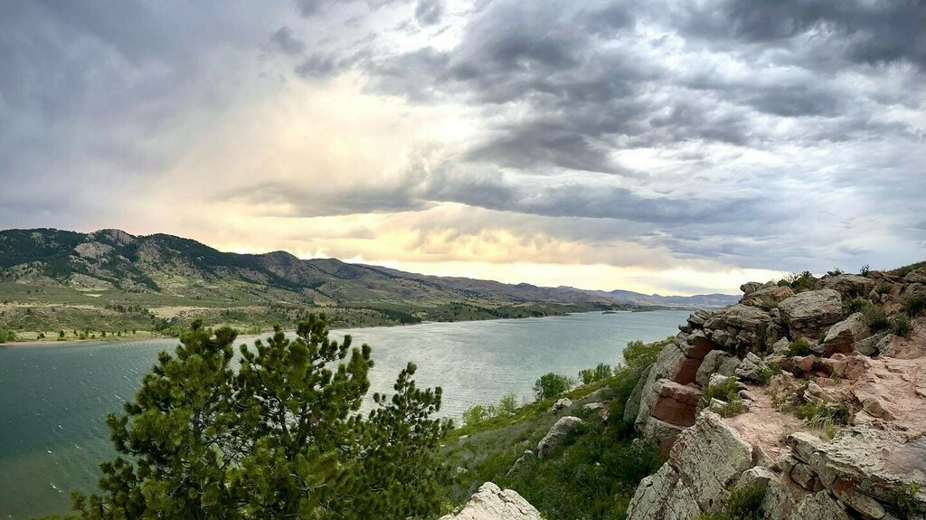 🌲 🌅There's nothing quite like a summer eve's sunset over Horsetooth Reservoir. Whether you're traveling for the weekend or for a longer-term stay, you need to experience these views to make the most of your trip. Pack a picnic and blanket, then sit d… instagr.am/p/CfpkQ1orioE/