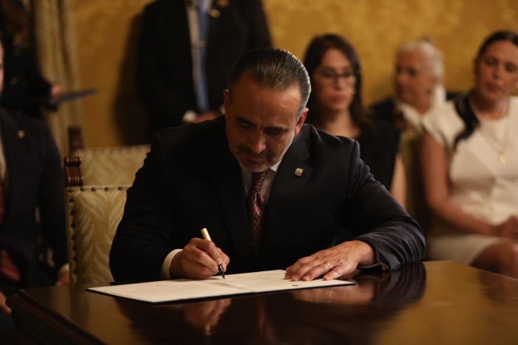 dariovherrera's tweet photo. ¡Listo para un nuevo reto en @ObrasPublicasEc!

Gracias presidente @LassoGuillermo por la confianza. Una vez más me comprometo con los ecuatorianos para mejorar la viabilidad del país y construir nuevas obras públicas para el beneficio de todos. https://t.co/Xzel1o10FQ