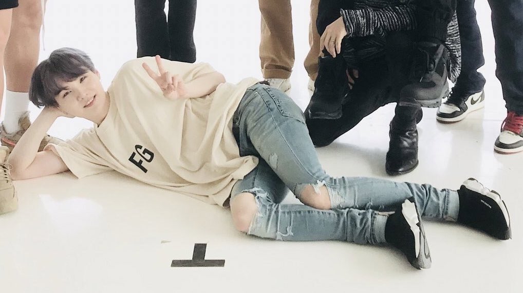 97rvkook's tweet photo. Esta pose de yoongi nunca vai ficar velho https://t.co/YWNwrDQ7v7