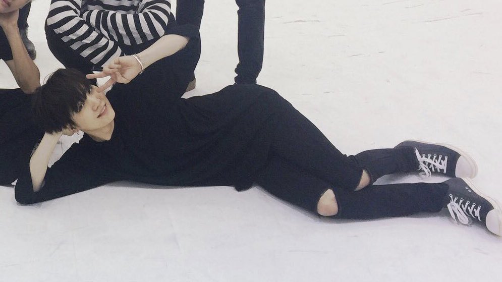 97rvkook's tweet photo. Esta pose de yoongi nunca vai ficar velho https://t.co/YWNwrDQ7v7