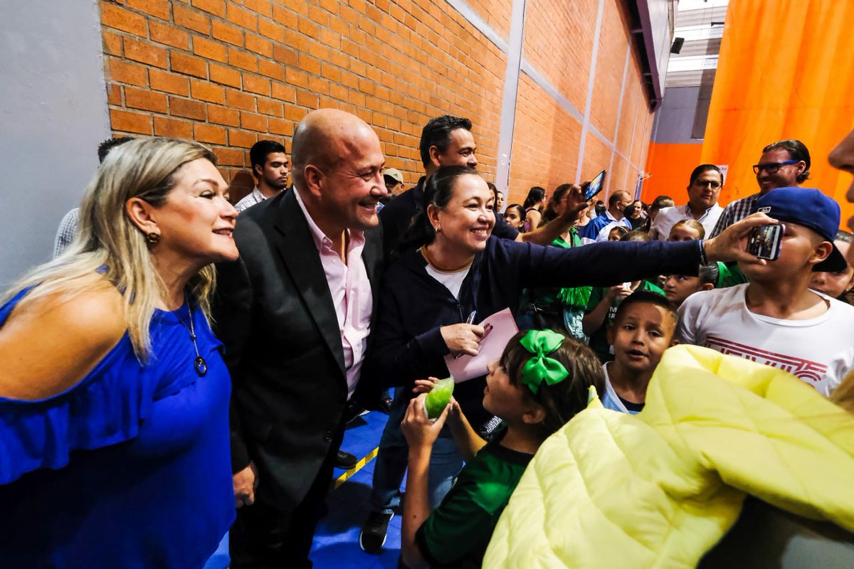 EnriqueAlfaroR's tweet photo. Por si fuera poco, pude saludar a las niñas, niños y adolescentes que están en los Juegos Deportivos Escolares de Educación Básica Recrea 2022. Sé que desde ahora y por muchos años más seguirán haciendo de Jalisco un referente deportivo nacional. https://t.co/tpxPKuPhie