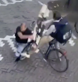 alez_arg's tweet photo. Los polis usan la misma bicis que cualquier otra persona para moverse, nada especial xD
Lo mejor es.. #spoileralert #spolier 
#japish https://t.co/wKlriD9AdW