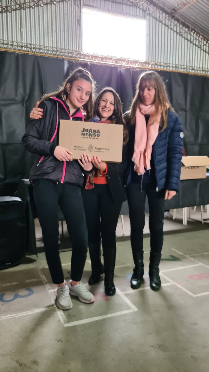CLAUDINA_SOTTER's tweet photo. También se entregaron netbook a todo el ciclo básico de la Escuela secundaria de Arroyo Baru ( departamento. Colon) @cge_entrerios @cge_entrerios acompañándonos siempre @DDE_Coloner  gracias!!!!!! https://t.co/58SQNwMO05