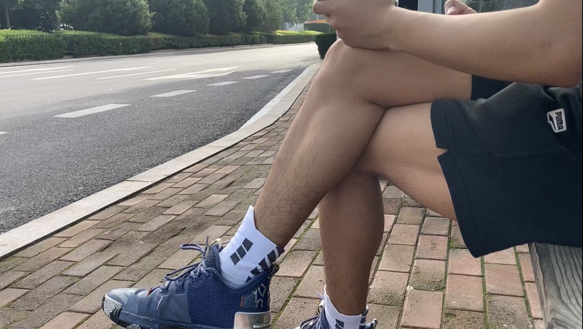 直男也穿这么短的短裤吗？这肤色和小腿我🉑️ #偷拍直男 #小腿控