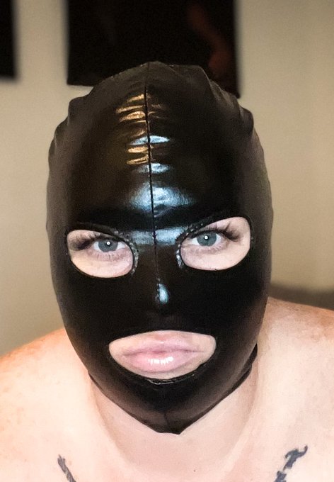 Everyone loves a good mask! Who wants to see the rest of the pic? 🤔 https://t.co/StNTAkZ1ki<a href="/tag/newprofilepic"class="tags"><span>#newprofilepic</span></a>