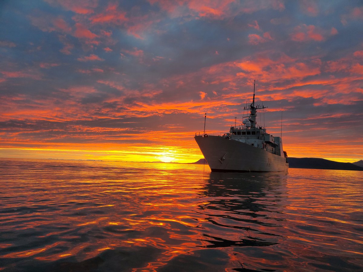 I'm not sure if I'll ever be able to get a better #sunset photo at sea than this one I just took of #HMCSSummerside! It is definitely my new favourite!
@RoyalCanNavy
@RCN_MARLANT 
#NavyLife 
#theSquadron