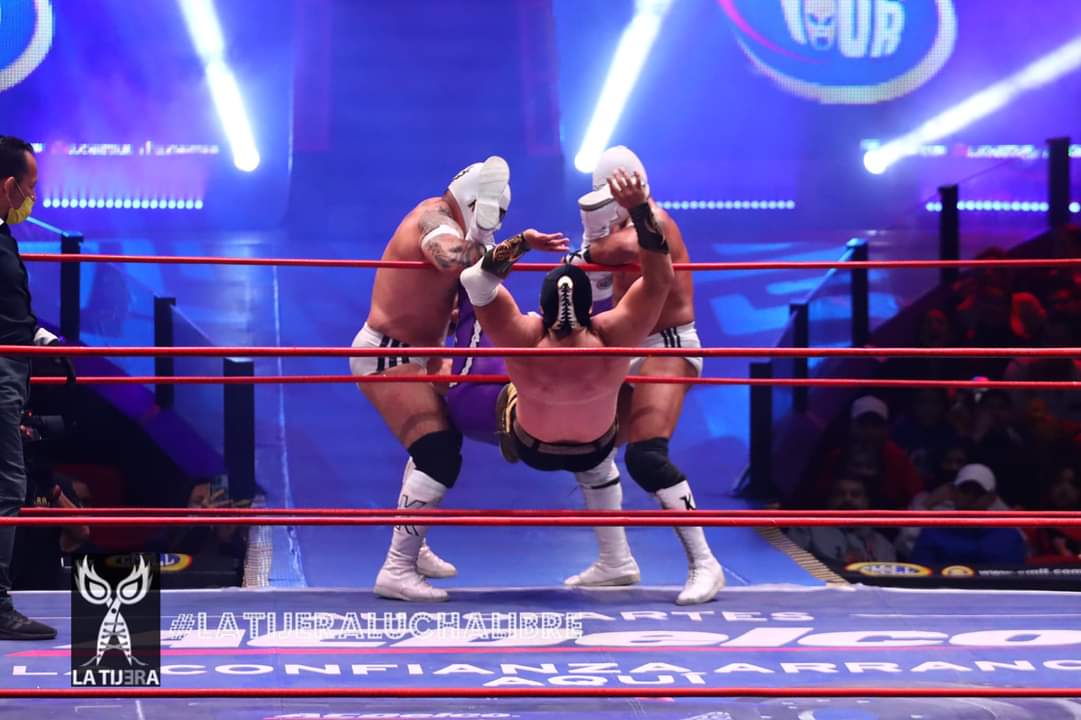 LaTijeraLucha's tweet photo. Se abre el "telón" en los #MartesDeArenaMexico, con un duelo de rudos contra rudos, donde el #Gobernador se hizo presente con un codazo para doblegar al #Cholo que fue acompañado por #Apocalipsis y #PrincipeOdinJr, mientras que #Grako  respaldado por #KaronteI y #KaronteII que... https://t.co/nt6gY2Ybo4