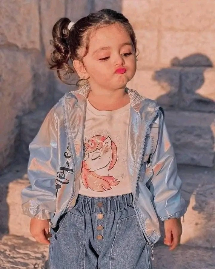 آسر قلبي ي وافويا م شفتيهوووووا 
           اخدر لونوا وارث الشكره من والديهوا 
          هآ الخلاني اررررص النم واغني عليهوا 
          شلبي وحررر وهيبة الدولة في عينيهوا

واستغفر الله العظيم

              🎵   ودشبونه 🎵