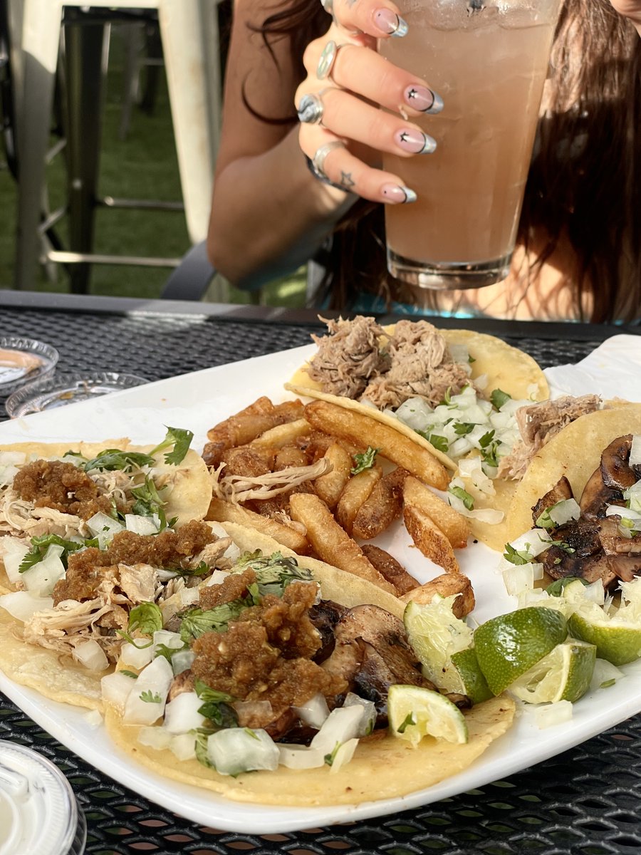 Taco/Fry Combo &amp; Margaritas for the win 🤩 Happy Taco Tuesday, friends 🍻