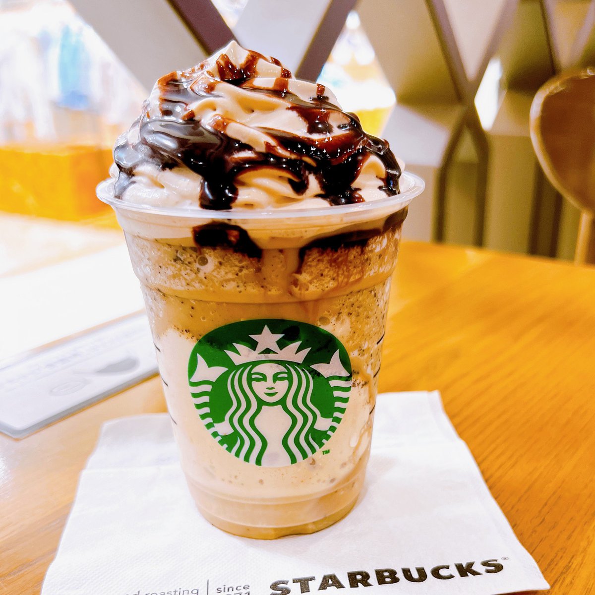 hongeeeee_'s tweet photo. コーヒー＆クリームフラペチーノwithコーヒークリームスワール。1度飲んでみたかった幻のメニュー。なんかコーヒー牛乳に似てる❓めちゃおいしい‼️
#スタバ #幻のメニュー #コーヒーアンドクリームフラペチーノwithコーヒークリームスワール https://t.co/mkd0bMqdGa