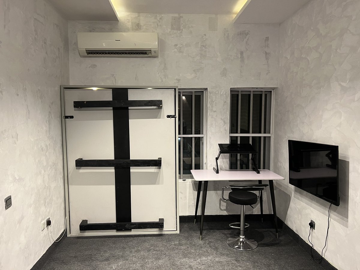 OTUNBA_TIZ's tweet photo. My first attempt making a Murphy bed and I think I did great. 😊 https://t.co/z2OpQOwrHm