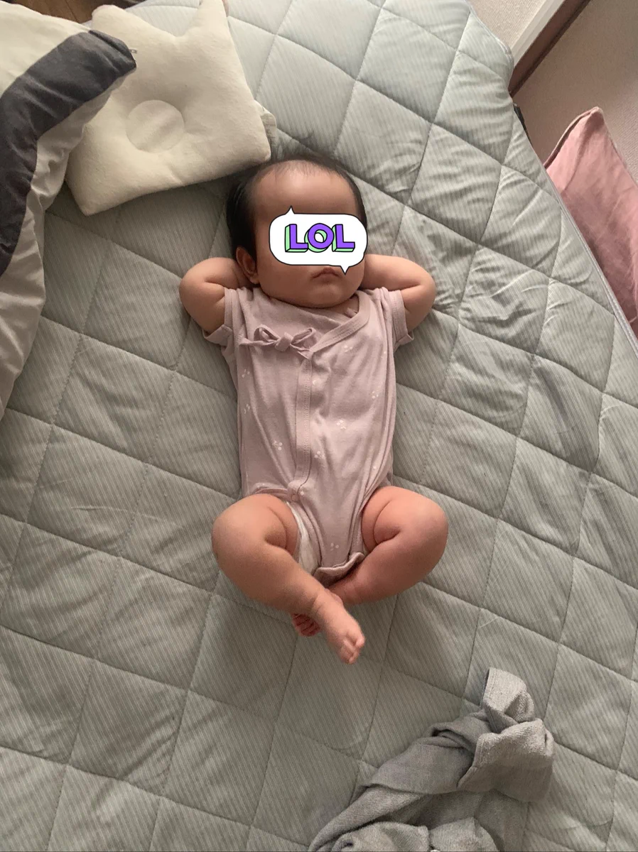 まるで大人のよう！？頭の後ろに腕を組んで寝る赤ちゃん。