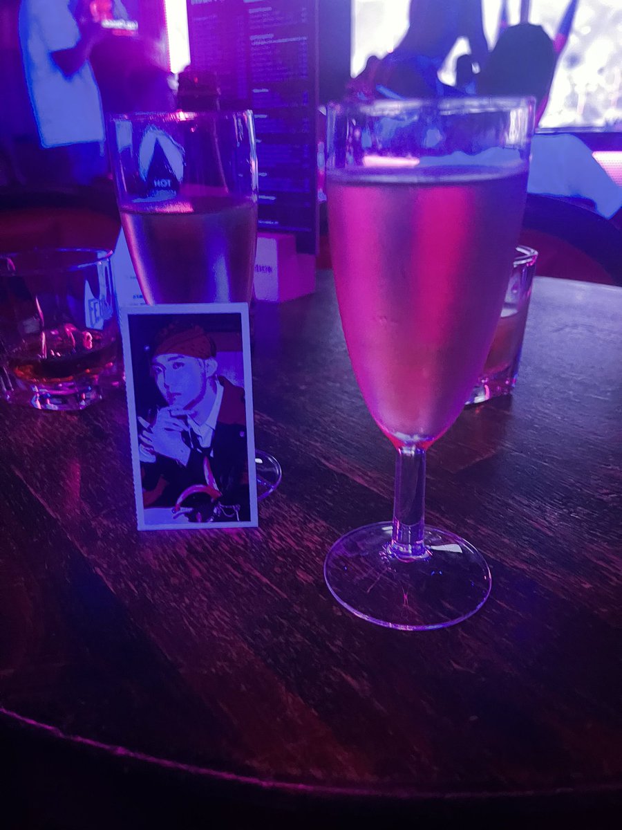 WildSpice87's tweet image. Hello from me and Hobi at a strip clurb in Prague ✨ #streamMore