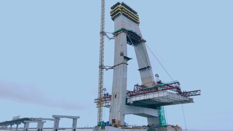 Sahilinfra2's tweet photo. #NH51
4 Lane Signature bridge with 900m long central cable stayed module connecting Okha and Beyt Dwarka,GJ.
1st set of cables attached.
©️Lalit Tomar https://t.co/F5bGGjLfOH