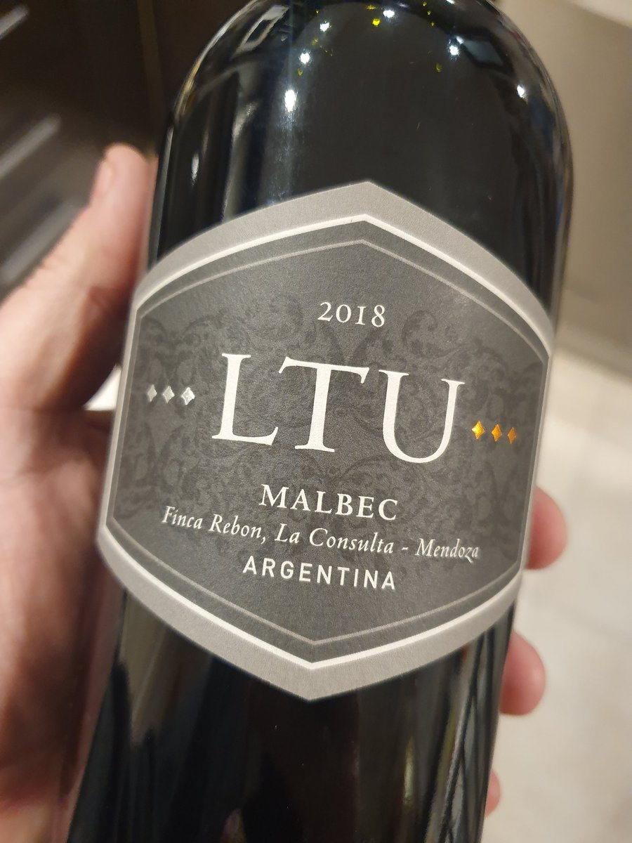 LTU Malbec 2018, de gran volúmen, fruta negra, terciopelo, final larguisimo. No lo guardaría mucho más, para tomar ya. Muy rico vino